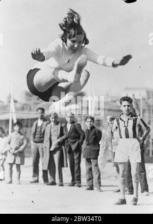 Spanien produziert eine Rasse von Amazonen . Spanische Frauen weltweit bekannt für ihre Trägheit, kommen schnell in den Vordergrund als Sportlerinnen. Sie dringen in jedes Feld und ein Rennen der Amazonen in der Aufsteigen in die Welt-Events in jedem Zweig des Sports zu konkurrieren. Ein feiner Sprung von einer spanischen Athletin. 15 März 1932 Stockfoto