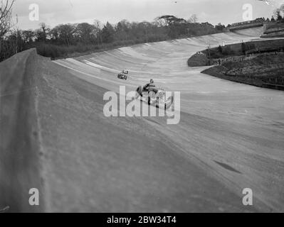 Alle für das British Empire Trophy Race in Brooklands. Alle Teilnehmer im Rennen um die British Empire Trophy , auf dem Brooklands Track , Wetbridge , Surrey . 30. April 1932 Stockfoto