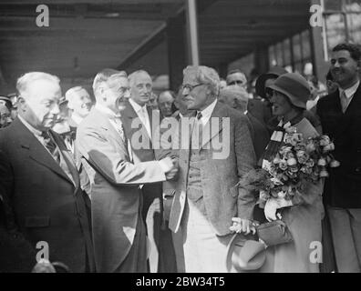 Herr Ramsay MacDonald empfängt von der Konferenz über Reparationen ein großes Willkommen. Herr Ramsay MacDonal, der Premier, erhielt einen großen Empfang in Victoria Station, London, als er nach seiner großen Arbeit in der Sicherung des Erfolgs der Lausanne Reparations Conference nach Hause aus Lausanne. Er wurde von Sir Clive Wigram Privatsekretär des Königs und Mitglieder des Kabinetts getroffen. Herr Ramsay Macdonald mit seiner Tochter Ishbel und Herr Neville Chamberlain bei der Ankunft am Bahnhof Victoria , London . 10 Juli 1932 Stockfoto