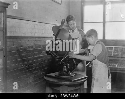 Schuljungen laufen eigene Druckpresse, um Sportverein zu unterstützen. Schüler der St Agnes Grundschule, Child 's Hill, London, laufen ihre eigene Druckpresse und Contracting für die Arbeit außerhalb, um ihre Sportverein zu unterstützen. Ihre Arbeit ist so gut, dass große Mengen an Arbeit an sie geschickt wird und die Jungen sind so begeistert, dass einige von ihnen arbeiten in der Schule während der Osterferien, um Aufträge auszuführen. Jungs bei der Arbeit in ihrer Druckerei in der St. Agnes School . Dies ist ganz unabhängig von der Schule Lehrplan und ist völlig selbstunterstützend. 23 März 1932 Stockfoto