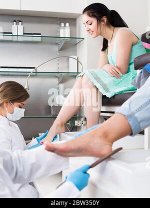 Paar glückliche Frauen Kunden, Pediküre in modernen Nail Salon Stockfoto