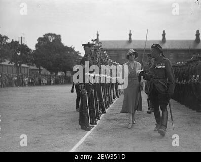 Die Königliche Prinzessin inspiziert ihr Regiment. Die Königliche Prinzessin, Oberst der Königlichen Schotten (Königliches Regiment) besuchte das 1. Bataillon des Regiments in Aldershot und führte eine formelle Inspektion durch. Die Königliche Prinzessin inspiziert das Regiment in Aldershot. 19 Juli 1932 Stockfoto