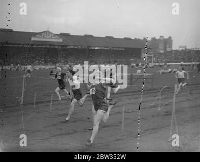 Ein feines Finish in Frauen ' s Rennen bei Feuerwehrleuten ' s Sport . Miss B W Paget in einem feinen Finish in der 220 Meter Frauen ' s Rennen an der Feuerwehr Sport auf Stamford Bridge Track , London . Sie ist Mitglied des Manor Park Ladies Club. 22 Juli 1932 Stockfoto