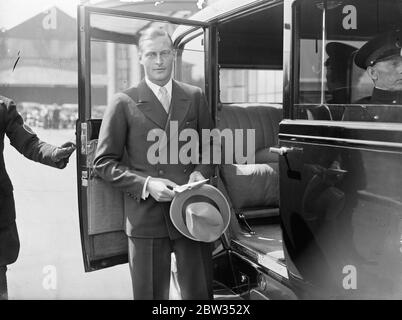 Prinz Friedrich von Preußen kommt in London mit dem Flugzeug an. August 1935 Stockfoto