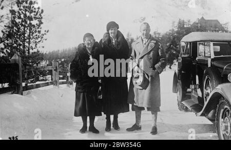 Ex Kronprinz von Deutschland in St. Moritz. Ex Kronprinz Wilhelm von Deutschland mit seiner Frau und einem Freund in St. Moritz, Schweiz, wo er Urlaub macht. 27 Februar 1933 Stockfoto