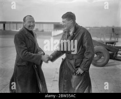 Im Kanal gerettete Flieger kommen in Croydon an. Kapitän C E C Penny und Herr J Harrington, der Flugzeugpilot und Passagier, der im Kanal abgeholt wurde, kehrten nach ihrem Abenteuer an Bord des holländischen Flugzeuges nach England zurück. Die beiden Männer wurden in der Zeit gerettet, als ihr Flugzeug unter ihnen sank. Captain C E C Penny (links) und Mr J Harrington gratulierten sich gegenseitig zu ihrer Flucht bei ihrer Ankunft in Croydon. März 1933 Stockfoto