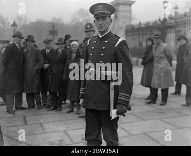 König hält Investitur am Buckingham Palace . H M der König hielt eine Investitur am Buckingham Palace, London. Stellvertretender Feuerwehrmeister William Mackay von der Dundee Brigade, verlassen Buckingham Palace, nachdem er mit der Medaille des Königs investiert wurde. 22 Februar 1933 Stockfoto