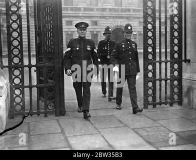 König hält Investitur am Buckingham Palace . H M der König hielt eine Investitur am Buckingham Palace, London. Sergeant Collingwood Arnold of Eastbourne, mit Polizeibeamter Cyril Simmons von der Eastbourne Police und Polizeibeamter Herbert Hayes von der Lancashire Constabulary Verlassen Buckingham Palace nach der Investition mit der King ' s Police Medaille. 22 Februar 1933 Stockfoto