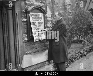 Richmond Umfragen am Sonntag Kinos . Es gab große Aufregung in Richmond in der Umfrage auf der Sonntag Kino Frage. Hunderte von Autos brachten die Wähler in die Wahllokale. Die Rev H Maynard, Vikar von St. Luke 's Kew Gardens, der für Sonntag Kinos ist hatte einen anstrengenden Tag helfen, die Kampagne. Die Rev H Maynard, Vikar der St. Lukes Kirche, Kew Gardens, Entsendung einer Rechnung über seine Kirche befürworten Sonntagskinos. März 1933 Stockfoto