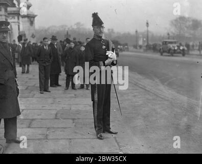 König hält Investitur am Buckingham Palace . H M der König hielt eine Investitur am Buckingham Palace, London. Sir Geoffrey Granville Whiskard CB, CMG, Assistent Unterstaatssekretär, Dominions Büro, Ankunft für die Investitur. 22 Februar 1933 Stockfoto