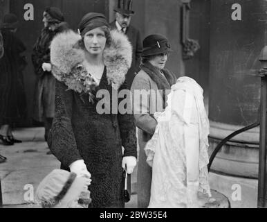 Lady Anne Hunloke ' s Baby getauft. Die Taufe des Säuglings Sohn und Erbe von Herrn Henry und Lady Anne Hunocke fand in St Mary ' s Kirche, Bryanston Square, London. Das Baby trug die Spitze Robe, die bei allen Taufen des Duke of Devonshire verwendet wurde ' s Enkel. Der Herzog von Norfolk, Premier lag römisch-katholischen in diesem Land, war der Stammgott Eltern, obwohl die Eltern sind Mitglieder der anglikanischen Kirche. Lady Anne Hunloke und ihr Baby Sohn mit seiner Krankenschwester verlassen die Kirche nach der Zeremonie. 22 Februar 1933 Stockfoto