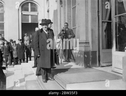 Premier und Sir John beraten sich mit dem französischen Premier in Paris, bevor sie nach Genf weiterreisen. Bevor sie ihre Reise nach Genf fortsetzen, um an der Abrüstungskonferenz teilzunehmen, besprach der Premierminister und Sir John Simon mit dem französischen Premier, M Daladier, und M Paul Boncour in Paris, im Kriegsministerium. Der Premierminister Ankunft im französischen Kriegsministerium mit Lord Tyrrell, dem britischen Botschafter. 10 März 1933 Stockfoto