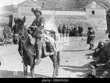 Japanische Tod ' s Hauptfirma besetzen Kupeikou . Die gefeierte japanische Death's Head Company, auch bekannt als die Dokurotai Company, von Leutnant Ikegami geleitet, mit ihrer berühmten Flagge mit dem Schädel und gekreuzten Knochen Design, geroutet chinesischen Truppen in der Jehol Bezirk und eroberte die Stadt Kupeikou. Leutnant Ikegami Leiter der Death ' s Head Company mit der Company Flagge nach der Besetzung Kupeikou . 26. April 1933 Stockfoto