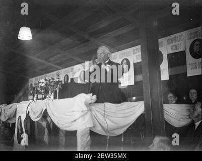 Lloyd George spricht große Versammlung zur Unterstützung der Liberalen Kandidaten in Ashford durch Wahl. Lloyd George , der ehemalige Premier, sprach in Ashford, Kent, zu einer großen Versammlung, um die ReverW P Kedward, den liberalen Kandidaten in Ashford, durch Wahl zu unterstützen. Eine ausdrucksstarke Studie von Lloyd George, als er die Menge in der Ashford Market Hall angesprochen. 11 März 1933 Stockfoto