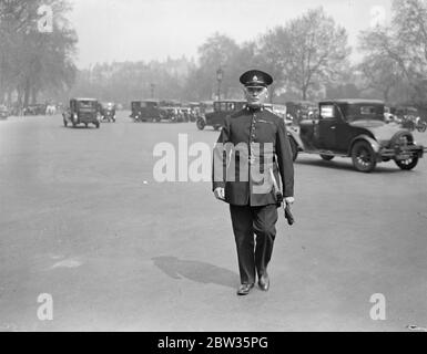 Berühmte Hyde Park Polizeibeamten in Rente gehen. Chefinspektor George Duncan , der gerade 40 Jahre Dienst in der Metropolitan Police abgeschlossen hat , ist in diesem Monat in den Ruhestand . Seit vielen Jahren ist Chief Inspector Duncan für die Polizeipräsidierungen im Hyde Park zuständig und für die Kontrolle vieler großer Demonstrationen verantwortlich. Foto zeigt; Chief Inspector George Duncan im Dienst im Hyde Park, London. Mai 1933 Stockfoto