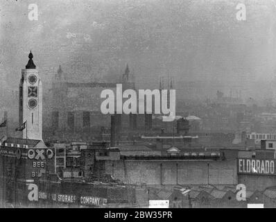 Lange Fokusansichten der Themse, die den Tower of London und Tower Hill zeigen. Mai 1933 Stockfoto