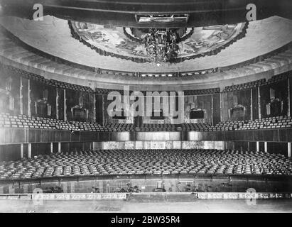 Opernhaus definitiv als Reichstag 's temporäre Heimat gewählt. Das Kroll-Opernhaus in Berlin wurde definitiv als Sitz des Deutschen Reichstages ausgewählt, während das Reichstagsgebäude nach dem verheerenden Brand repariert wird. Ein Außenansicht der Kroll Oper, wo der Reichstag zu treffen ist. 11 März 1933 Stockfoto