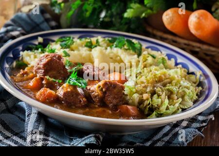 Traditioneller irischer Eintopf mit Kartoffelpüree und Kohl Stockfoto