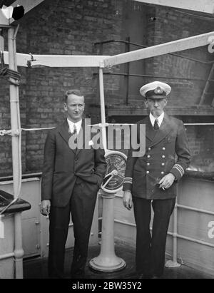 Das königliche Forschungsschiff, Discovery II kam in St Catherine 's Dock, London, nach ihrer neunzehn Monate in der Antarktis. Ihr Kapitän, Kommandant W M Carey, (Royal Navy im Ruhestand) wurde über Bord von Ushant auf der Rückreise verloren. Foto zeigt, von links nach rechts; Herr D John der Senior Wissenschaftler, und Lieut A L Nelson, der Kommandant der Entdeckung bei der Ankunft. Mai 1933 Stockfoto