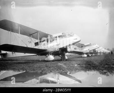 Acht de Haviland Dragon Flugzeuge mit fünf irakischen Piloten verlassen Hatfield, um irakische Luftwaffe beizutreten. Acht de Havilland Dragon Flugzeuge, für den militärischen Einsatz angepasst und in der Lage, zehn Passagiere zu tragen, links Hatfield Aerodrome, Hertfordshire, um die irakische Luftwaffe beitreten und bei der Aufrechterhaltung der Ordnung rund um den Irak Grenze zu unterstützen. Foto zeigt ; EIN Blick auf die acht Flugzeuge, die vor dem Start des Fluges in Hatfield aufgereiht sind. Mai 1933 Stockfoto