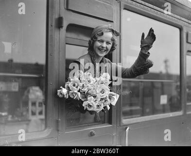 London Schönheit Blätter für Chicago World Fair . Miss Vera Fleck von Burlington Road, Chiswick, links Waterloo Station, London, auf der Empress of Britain Bootszug auf dem Weg nach Chicago, USA. Sie wurde aus Tausenden von Schönheiten aus Europa ausgewählt, um nach Chicago für die große 'Century of Progress Exposition' zu gehen. Die Ausstellung wird von der Königin der Messe eröffnet werden. Foto zeigt ; Miss Vera Fleck Bidding ' Abschied ' von Freunden in Waterloo Station , London . 19 Mai 1933 Stockfoto