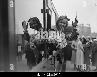 London Schönheit Blätter für Chicago World Fair . Miss Vera Fleck von Burlington Road, Chiswick, links Waterloo Station, London, auf der Empress of Britain Bootszug auf dem Weg nach Chicago, USA. Sie wurde aus Tausenden von Schönheiten aus Europa ausgewählt, um nach Chicago für die große 'Century of Progress Exposition' zu gehen. Die Ausstellung wird von der Königin der Messe eröffnet werden. Foto zeigt ; Miss Vera Fleck Bidding ' Abschied ' von Freunden in Waterloo Station , London . 19 Mai 1933 Stockfoto