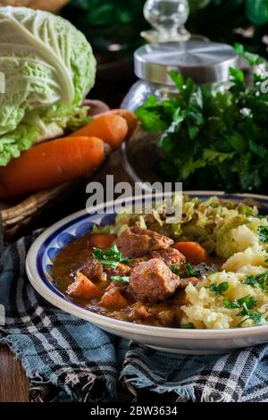 Traditioneller irischer Eintopf mit Kartoffelpüree und Kohl Stockfoto