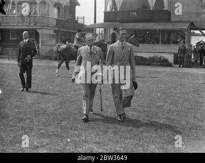 Duke of York bei der Richmond Horse Show. Der Herzog von York besuchte kurz nach seiner Eröffnung die Richmond Royal Horse Show in Richmond, Surrey. Der Herzog von York in Begleitung von Romer Williams , Vizepräsident der Ausstellung in Richmond . Juni 1933 Stockfoto