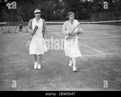 Amerikanische Tennisspielerin, Helen Wills Moody spielt im Doppel Spiel in Weybridge, Surrey. Juni 1933 Stockfoto