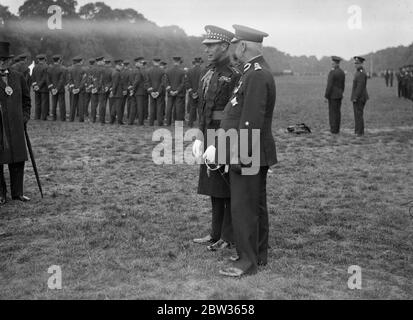 Duke of York präsentiert Tasse bei der Inspektion des Metropolitan Special Constabulary Reserve im Hyde Park . Der Herzog von York inspizierte das Metropolitan Special Constabulary Reserve im Hyde Park, London und überreichte Pokal und Medaillen an verschiedene Teams. Der Herzog von York . 11 Juni 1933 Stockfoto