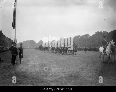 Duke of York präsentiert Tasse bei der Inspektion des Metropolitan Special Constabulary Reserve im Hyde Park . Der Herzog von York inspizierte das Metropolitan Special Constabulary Reserve im Hyde Park, London und überreichte Pokal und Medaillen an verschiedene Teams. Der Herzog von York beobachtet den Gruß und marschieren vorbei. 11 Juni 1933 Stockfoto