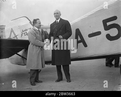 Dr. Engelbert Dollfuss , der österreichische Bundeskanzler fliegt zur Weltwirtschaftskonferenz in Sonderflugzeug nach London. Dr. Engelbert Dollfuss , der österreichische Bundeskanzler flog mit einem Sonderflugzeug nach London, um an der Weltwirtschaftskonferenz teilzunehmen, die am Montag vom König eröffnet wird. Foto zeigt ; Dr. Engelbert Dollfuss aus dem Flugzeug bei der Ankunft in Croydon. 10 Juni 1933 Stockfoto