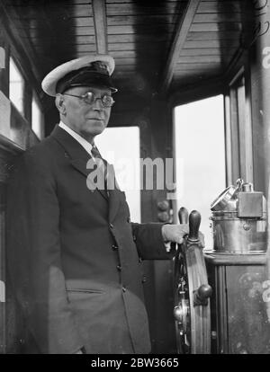 Die Rev John Antle , Superintendent der Columbia Coast Medical Mission , der auch ein erfahrener und zertifizierter Kapitän ist , wird Shorty in einem kleinen 25 Tonnen Motoryacht namens John Antle auf den Atlantik zu überqueren , Aufruf in Neufundland , Dann segeln Sie um die Küste, durch den Panamakanal und nördlich nach Vancouver. Das Schiff ist ein zusätzliches Schiff für die Mission von Rev John Antle, die eine einsame Küste 300 Meilen nördlich von Vanvouver bedient. Es ist gerade von Cannes in Südfrankreich gesegelt. Der Bischof von London, Dr. Winnington Ingram, wird das Schiff in Lambet weihen Stockfoto