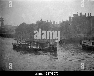Die Rev John Antle , Superintendent der Columbia Coast Medical Mission , der auch ein erfahrener und zertifizierter Kapitän ist , wird Shorty in einem kleinen 25 Tonnen Motoryacht namens John Antle auf den Atlantik zu überqueren , Aufruf in Neufundland , Dann segeln Sie um die Küste, durch den Panamakanal und nördlich nach Vancouver. Das Schiff ist ein zusätzliches Schiff für die Mission von Rev John Antle, die eine einsame Küste 300 Meilen nördlich von Vanvouver bedient. Es ist gerade von Cannes in Südfrankreich gesegelt. Der Bischof von London, Dr. Winnington Ingram, wird das Schiff in Lambet weihen Stockfoto