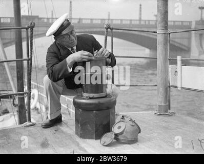 Die Rev John Antle , Superintendent der Columbia Coast Medical Mission , der auch ein erfahrener und zertifizierter Kapitän ist , wird Shorty in einem kleinen 25 Tonnen Motoryacht namens John Antle auf den Atlantik zu überqueren , Aufruf in Neufundland , Dann segeln Sie um die Küste, durch den Panamakanal und nördlich nach Vancouver. Das Schiff ist ein zusätzliches Schiff für die Mission von Rev John Antle, die eine einsame Küste 300 Meilen nördlich von Vanvouver bedient. Es ist gerade von Cannes in Südfrankreich gesegelt. Der Bischof von London, Dr. Winnington Ingram, wird das Schiff in Lambet weihen Stockfoto
