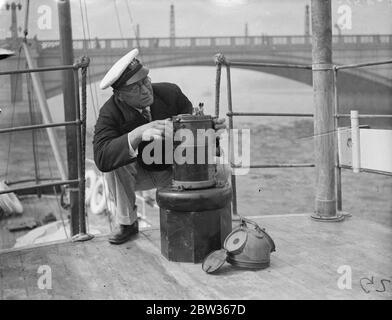 Die Rev John Antle , Superintendent der Columbia Coast Medical Mission , der auch ein erfahrener und zertifizierter Kapitän ist , wird Shorty in einem kleinen 25 Tonnen Motoryacht namens John Antle auf den Atlantik zu überqueren , Aufruf in Neufundland , Dann segeln Sie um die Küste, durch den Panamakanal und nördlich nach Vancouver. Das Schiff ist ein zusätzliches Schiff für die Mission von Rev John Antle, die eine einsame Küste 300 Meilen nördlich von Vanvouver bedient. Es ist gerade von Cannes in Südfrankreich gesegelt. Der Bischof von London, Dr. Winnington Ingram, wird das Schiff in Lambet weihen Stockfoto