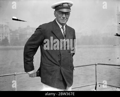 Die Rev John Antle , Superintendent der Columbia Coast Medical Mission , der auch ein erfahrener und zertifizierter Kapitän ist , wird Shorty in einem kleinen 25 Tonnen Motoryacht namens John Antle auf den Atlantik zu überqueren , Aufruf in Neufundland , Dann segeln Sie um die Küste, durch den Panamakanal und nördlich nach Vancouver. Das Schiff ist ein zusätzliches Schiff für die Mission von Rev John Antle, die eine einsame Küste 300 Meilen nördlich von Vanvouver bedient. Es ist gerade von Cannes in Südfrankreich gesegelt. Der Bischof von London, Dr. Winnington Ingram, wird das Schiff in Lambet weihen Stockfoto