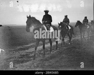 Rennpferd Junge Liebhaber Wandern mit anderen Pferden und Reitern in einer Reihe Juni 1933 Stockfoto