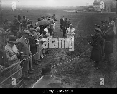 Territoriale Armee Cross Country Meisterschaften . Mehr als zweihundert Läufer nahmen an den jährlichen Cross Country Meisterschaften der London Territorial Army an der RAF Station in Northolt Teil. Foto zeigt, Pte H M Craske der 25 Batt London Regiment (Artists Gewehre) gewinnen die Meisterschaft. April 1932 Stockfoto