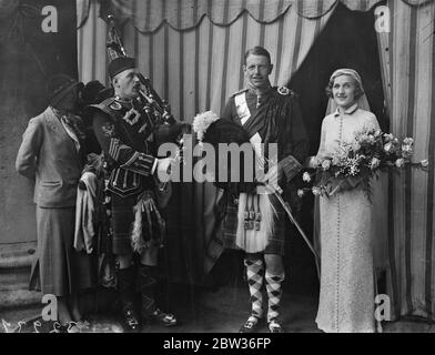 Seaforth Highlander bei der Hochzeit in London. Captain C P, Ronald Johnston der Seaforth Highlanders war mit Miss Hermine Grey verheiratet, Tochter von Oberstleutnant Clive Gray, in St. George ' s Church, Hanover Square, London. Der Bräutigam ist der Sohn von Leutnant Colonel WJ Johnston von Lesmurdie, Elgin, der schrieb die Hochzeit märz spielte bei der Zeremonie. Foto zeigt, die Braut und Bräutigam wird aus der Kirche piped. 15. November 1933 Stockfoto