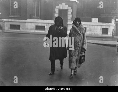 Lord Rendlesham versucht, Fotografen auf Besuch in London mit seiner Braut zu entkommen. Lord Rendlesham und seine Frau, die er heimlich kurz nach dem Tod seiner ersten Frau im Oktober letzten Jahres heiratete, sind auf einem Besuch in London. Lord Rendlesham machte entschlossene Anstrengungen, um zu vermeiden, fotografiert und bedeckt sein Gesicht mit seinem Hut, wenn durch den Fotografen genähert. Foto zeigt Lord und Lady Rendlesham zu Fuß in London. Lord Rendlesham wird gesehen, sein Gesicht mit seinem Hut zu bedecken, um zu vermeiden, fotografiert zu werden. 27. Januar 1932 Stockfoto