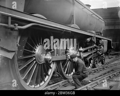 Die stärkste Passagierlokomotive in Euston. Die erste von drei riesigen neuen Lokomotiven, die den stärksten Express-Passagiertyp in Großbritannien bilden, machte ihren ersten Auftritt am Euston Station, London. Der Motor wurde für den Einsatz auf den schwersten Anglo Scottish Express der LMS entwickelt. Foto zeigt, die neue Lokomotive in Euston Station, London. 28 Juni 1933 Stockfoto