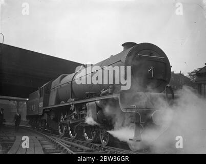 Die stärkste Passagierlokomotive in Euston. Die erste von drei riesigen neuen Lokomotiven, die den stärksten Express-Passagiertyp in Großbritannien bilden, machte ihren ersten Auftritt am Euston Station, London. Der Motor wurde für den Einsatz auf den schwersten Anglo Scottish Express der LMS entwickelt. Foto zeigt, die neue Lokomotive in Euston Station, London. 28 Juni 1933 Stockfoto