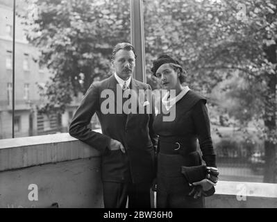 Die Hochzeit findet im Herbst von Baron Constantine Stackelberg, nur Sohn von Baron Nicolai, ehemaliger Meister der Zeremonien des Kaisers von Russland, und Baronin Helene Stackelberg von Poeddes, Estland, Und Madame Madeleine Soldatenkov, Nichte von Martin Vogel, ehemaliger Sub-Schatzmeister der Vereinigten Staaten, und Frau Vogel. Baron Constantine Stackelberg und Madame Madeleine Soldatenkov fotografierten gemeinsam in London nach der Bekanntgabe ihres Engagements. Bis 17. August 1933 Stockfoto