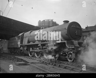 Die stärkste Passagierlokomotive in Euston. Die erste von drei riesigen neuen Lokomotiven, die den stärksten Express-Passagiertyp in Großbritannien bilden, machte ihren ersten Auftritt am Euston Station, London. Der Motor wurde für den Einsatz auf den schwersten Anglo Scottish Express der LMS entwickelt. Foto zeigt, die neue Lokomotive in Euston Station, London. 28 Juni 1933 Stockfoto