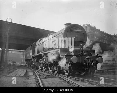 Die stärkste Passagierlokomotive in Euston. Die erste von drei riesigen neuen Lokomotiven, die den stärksten Express-Passagiertyp in Großbritannien bilden, machte ihren ersten Auftritt am Euston Station, London. Der Motor wurde für den Einsatz auf den schwersten Anglo Scottish Express der LMS entwickelt. Foto zeigt, die neue Lokomotive in Euston Station, London. 28 Juni 1933 Stockfoto