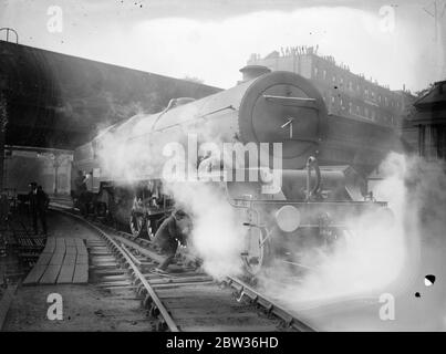 Die stärkste Passagierlokomotive in Euston. Die erste von drei riesigen neuen Lokomotiven, die den stärksten Express-Passagiertyp in Großbritannien bilden, machte ihren ersten Auftritt am Euston Station, London. Der Motor wurde für den Einsatz auf den schwersten Anglo Scottish Express der LMS entwickelt. Foto zeigt, die neue Lokomotive in Euston Station, London. 28 Juni 1933 Stockfoto