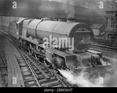 Die stärkste Passagierlokomotive in Euston. Die erste von drei riesigen neuen Lokomotiven, die den stärksten Express-Passagiertyp in Großbritannien bilden, machte ihren ersten Auftritt am Euston Station, London. Der Motor wurde für den Einsatz auf den schwersten Anglo Scottish Express der LMS entwickelt. Foto zeigt, die neue Lokomotive in Euston Station, London. 28 Juni 1933 Stockfoto