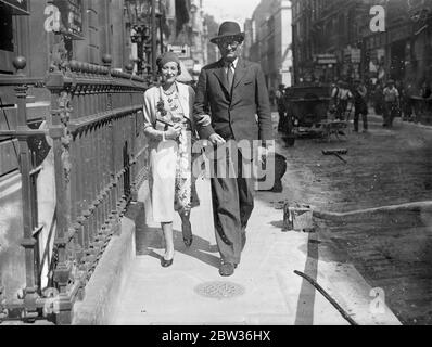 Frank Herbert Fearnley Whittingstall , der älteste der Fearnley Whittingstall-Brüder, wird mit Miss Winifred Leticia Chattock, der älteren Tochter von Mr und Mrs. R A Chattock aus Marlborough Place, London, verlobt. Herr Fearnley Whittingstall ist stellvertretender Polizeikommissar für Rangun und seit 1914 in der indischen Polizei. Er ist der Sohn des Off H O Fearnley Whittingstall, Vikar von Chalfont St. Giles. Seine Brüder (es gibt drei) sind alle bekannt. Frank Herbert Fearnley Whittingstall und Miss Chattock fotografierten nach der Bekanntgabe ihres Engagements gemeinsam in London Stockfoto