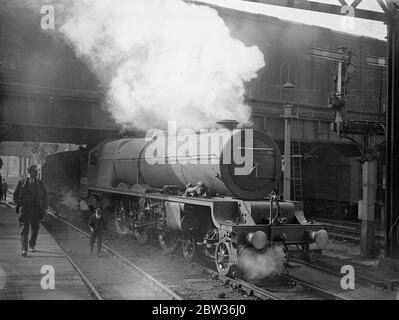 Die stärkste Passagierlokomotive in Euston. Die erste von drei riesigen neuen Lokomotiven, die den stärksten Express-Passagiertyp in Großbritannien bilden, machte ihren ersten Auftritt am Euston Station, London. Der Motor wurde für den Einsatz auf den schwersten Anglo Scottish Express der LMS entwickelt. Foto zeigt, die neue Lokomotive in Euston Station, London. 28 Juni 1933 Stockfoto